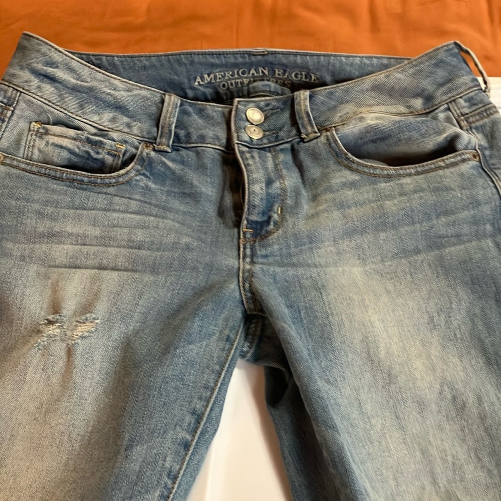 American Eagle size 8 cropped distressed blue jeans